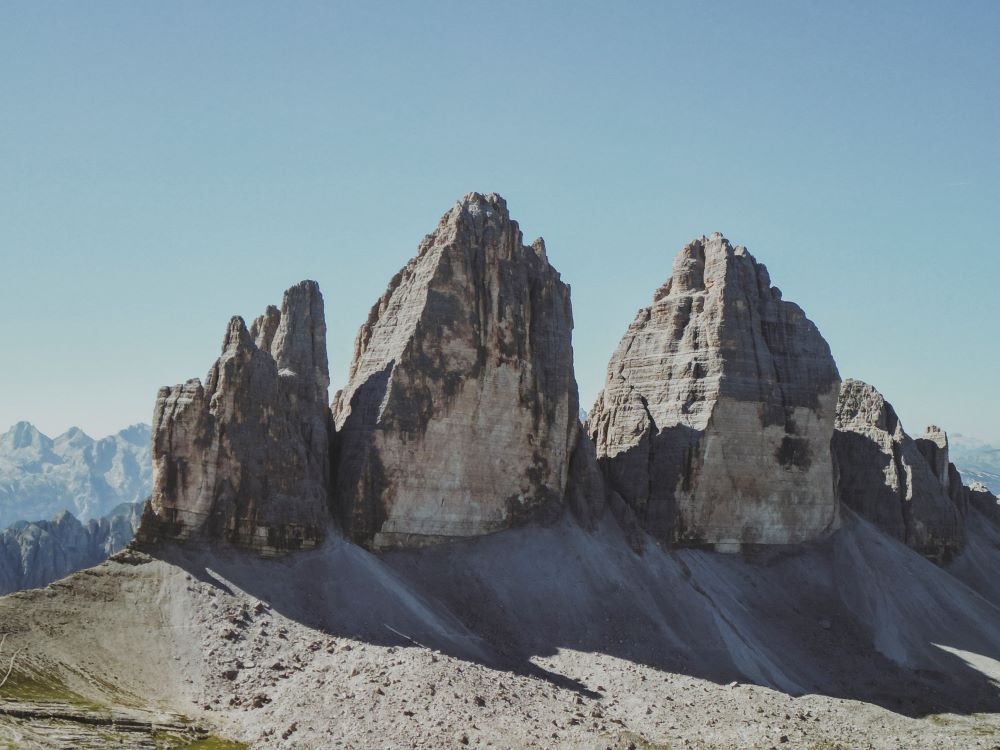 vistas de 3 picos de montaña en dolomitas